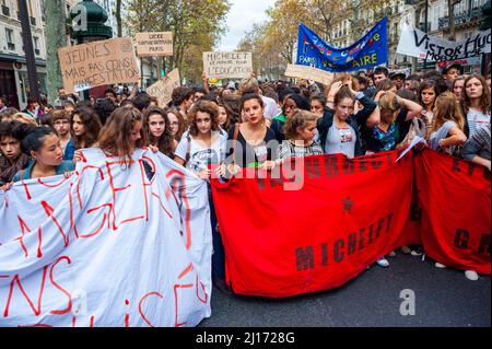 Paris, France, grande foule jeunes, Front, lycéens français manifestant sur des bannières de protestation de rue Banque D'Images