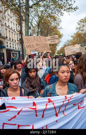 Paris, France, les adolescentes, les lycéens français diabotrant dans la rue Banque D'Images