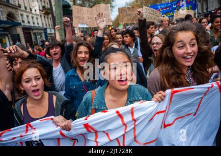 Paris, France, foule nombreuse, Front, adolescents, des lycéens français manifestent dans la rue Banque D'Images