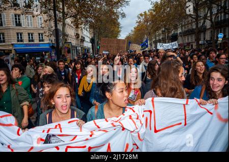 Paris, France, foule nombreuse, lycéens français qui diabolisent dans la rue, les adolescents protestent Banque D'Images