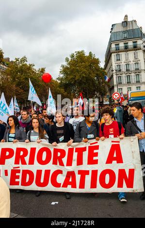 Paris, France, une foule nombreuse, des adolescents, des lycéens français qui font une démonstration dans la rue, proteste bannière pour l'éducation Banque D'Images