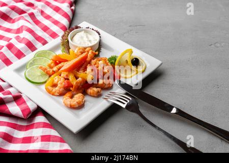 Crevettes épicées à l'ail, blanc sur fond gris Banque D'Images