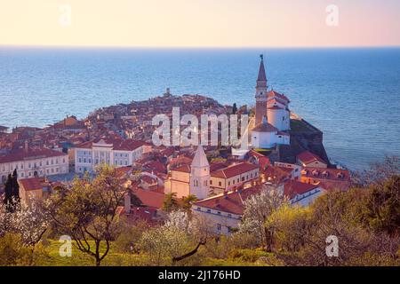 Piran, Slovénie. Image de paysage urbain aérien de Piran, Slovénie au coucher du soleil de printemps. Banque D'Images