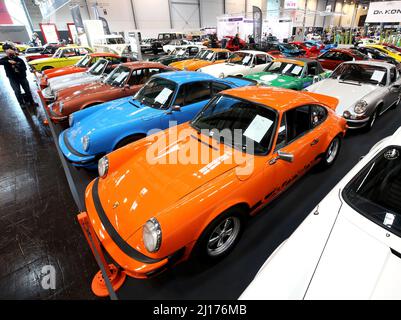 Essen, Allemagne. 23rd mars 2022. Les voitures classiques de Porsche sont sur un stand à la Techno-Classica. Au salon Techno-Classica, environ 2700 expositions seront exposées dans les huit salles du Messe Essen du 23 au 27 mars 2022. Crédit : Roland Weihrauch/dpa/Alay Live News Banque D'Images