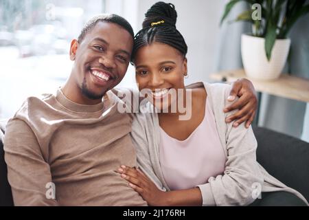 Toujours une joie d'être ensemble. Portrait d'un jeune couple qui se détend sur un canapé à la maison. Banque D'Images