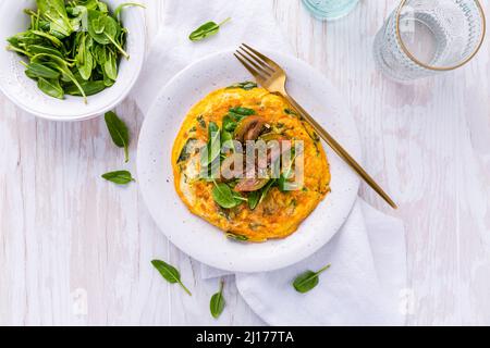 Cuisine italienne - fritatta aux épinards et au fromage feta. Omelette ou quiche à base d'œufs. Banque D'Images