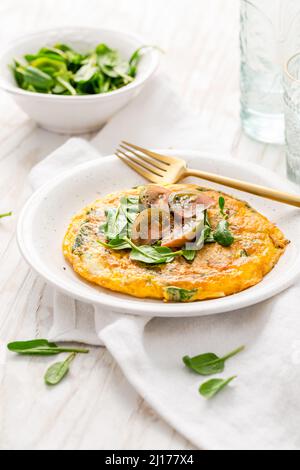 Cuisine italienne - fritatta aux épinards et au fromage feta. Omelette ou quiche à base d'œufs. Banque D'Images