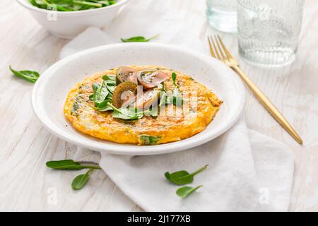 Cuisine italienne - fritatta aux épinards et au fromage feta. Omelette ou quiche à base d'œufs. Banque D'Images