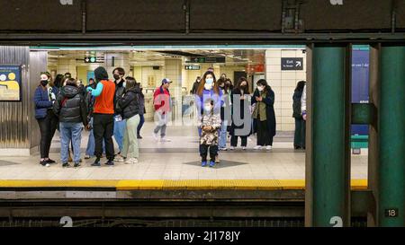Groupe de personnes sur la plate-forme de la station de métro Yonge Bloor. Ils portent des masques protecteurs en attendant un train de transport en commun. Banque D'Images