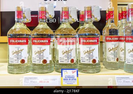 Bouteilles de vodka Stolichnaya dans un magasin LCBO. Ils sont marqués du signe 'fièrement fabriqué en Lettonie.' La province a interdit la vente de tout russe Banque D'Images