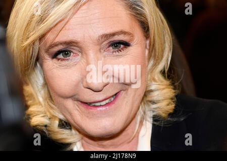 Parti d'extrême-droite le leader du rassemblement National (RN) et candidat à l'élection présidentielle française de 2022 Marine le Pen, parle à la presse comme elle l'a fait Banque D'Images