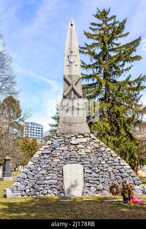 Cimetière Mount Pleasant. Un caveau funéraire pyramidal rustique, Toronto, Canada Banque D'Images