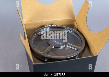 Le nouveau refroidisseur de processeur AMD est en carton noir. Advanced micro Devices, Inc. AMD est une société multinationale américaine de semi-conducteurs basée à Santa Clara Banque D'Images