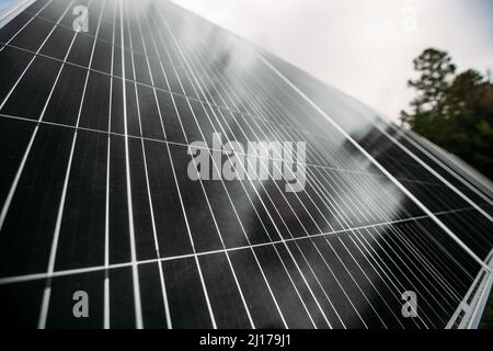 Gros plan sur les panneaux solaires à la villa de campagne en montagne. Concept fournissant de l'électricité aux régions éloignées de la Suède, de la Finlande, de l'Islande et de la Russie. Banque D'Images