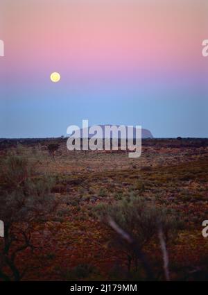Uluru au crépuscule avec une pleine lune, territoire du Nord, Australie Banque D'Images