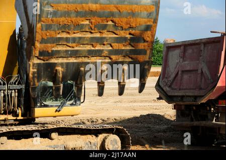 terre, terrassement, pelle hydraulique, godet, couche, enlèvement, exploitation minière, équipement lourd, travail, travail, terrain, excavations, chargement, transport, poids, sécurité Banque D'Images