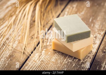 Savon naturel fait à la main sur fond en bois.savon écologique naturel fait à la main, mise au point sélective. Banque D'Images