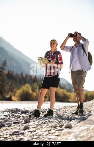 L'Autriche, les Alpes, en couple en randonnée avec la carte et les jumelles Banque D'Images