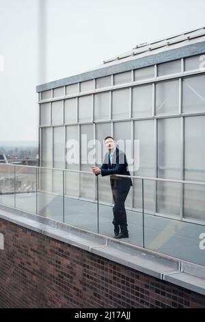 Homme d'affaires avec les mains classed pendu sur la main de verre Banque D'Images