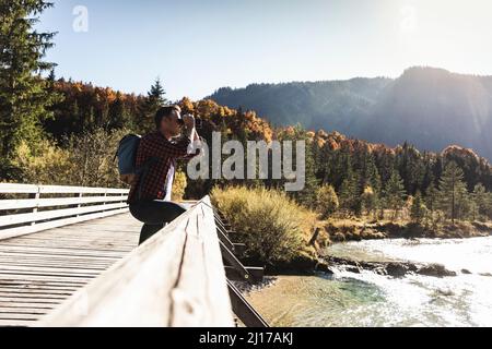 L'Autriche, les Alpes, l'homme en randonnée binoculars Banque D'Images