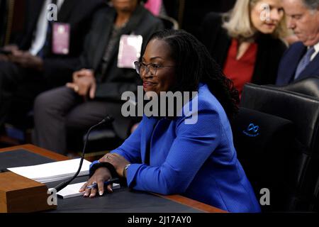 Washington, États-Unis. 23rd mars 2022. Le juge Ketanji Brown Jackson sourit le troisième jour de ses audiences de nomination au Sénat d'être juge associé de la Cour suprême des États-Unis à Capitol Hill, à Washington, le 23 mars 2022. Photo par Yuri Gripas/ABACAPRESS.COM crédit: Abaca Press/Alay Live News Banque D'Images