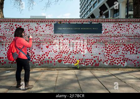 Londres, Royaume-Uni. 23 mars 2022. Une femme voit le mur commémoratif national de Covid à l'occasion de l'anniversaire de deux ans du premier confinement de Covid-19 lors d'une journée nationale de réflexion. À ce jour, le Royaume-Uni a enregistré 186 094 décès dont Covid-19 est mentionné sur le certificat de décès. Credit: Stephen Chung / Alamy Live News Banque D'Images