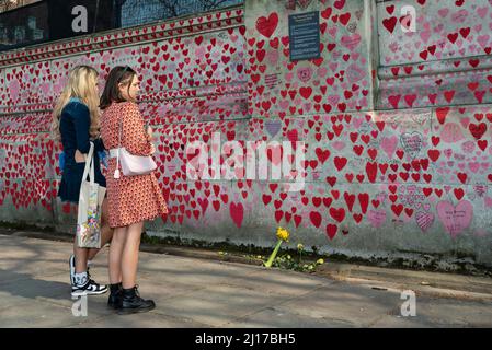 Londres, Royaume-Uni. 23 mars 2022. Une femme a vu le mur commémoratif national de Covid à l'occasion de l'anniversaire de deux ans du premier confinement de Covid-19 lors d'une Journée nationale de réflexion. À ce jour, le Royaume-Uni a enregistré 186 094 décès dont Covid-19 est mentionné sur le certificat de décès. Credit: Stephen Chung / Alamy Live News Banque D'Images