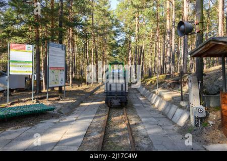 Hel, Pologne - 20 mars 2022 : train de visiteurs dans le musée militaire en plein air. Le Musée de la Défense côtière à Hel Banque D'Images