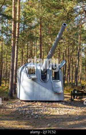 Hel, Pologne - 20 mars 2022 : canon antiaérien dans le musée militaire en plein air. Le Musée de la Défense côtière à Hel Banque D'Images