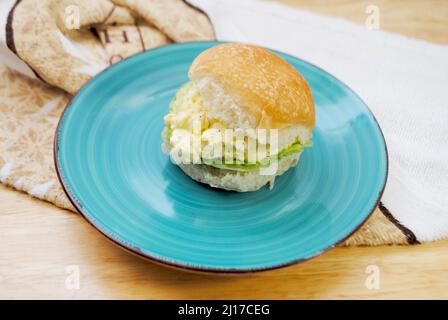 Un sandwich à salade d'œufs avec laitue servi sur une assiette Banque D'Images