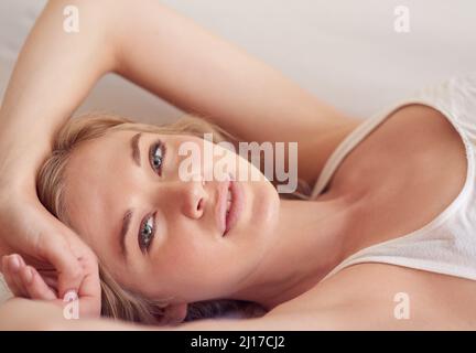 Je me suis réveillé comme ça. Portrait d'une belle jeune femme couché sur son lit. Banque D'Images