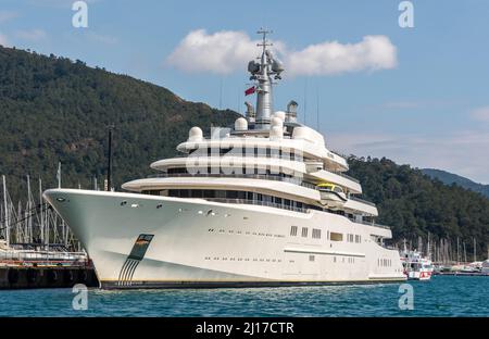 Marmaris, Turquie – 23 mars 2022. M/y Superyacht Eclipse appartenant à l'oligarque russe Roman Abramovich, dans le port de Netsel Marina de Marmaris, Turquie. Construit par Blohm+Voss de Hambourg, Allemagne et livré à Abramovich le 9 décembre 2010, le yacht est le quatrième plus long afloat. Le coût du yacht a été estimé à €340 millions. Eclipse dispose de deux blocs d'hélicoptères, de 24 cabines, de deux piscines, de plusieurs bains à remous et d'une salle de discothèque. Il est également équipé de trois bateaux de lancement et d'un mini-sous-marin capable de submerger à 50 mètres (160 pieds). Environ 70 membres d'équipage sont nécessaires pour l'opéra Banque D'Images