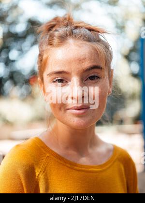 Smiling young woman in park Banque D'Images
