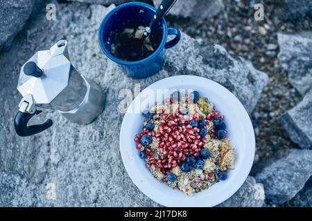 Café et muesli sur le rocher Banque D'Images