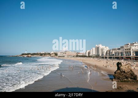 Biarritz ville par plage par beau temps, France Banque D'Images