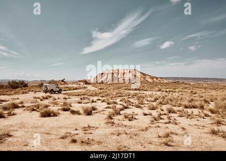 Voiture en voiture à travers la route du désert, Bardenas Reales, Espagne Banque D'Images