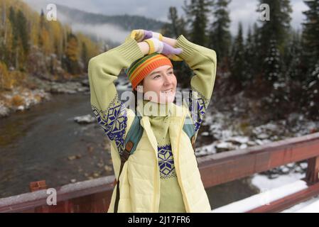 Jeune femme avec la tête dans les mains jour rêvant sur le pont en hiver Banque D'Images