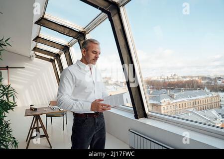 Architecte examinant le modèle architectural sur le lieu de travail Banque D'Images