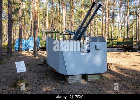 Hel, Pologne - 20 mars 2022 : canon antiaérien dans le musée militaire en plein air. Le Musée de la Défense côtière à Hel Banque D'Images