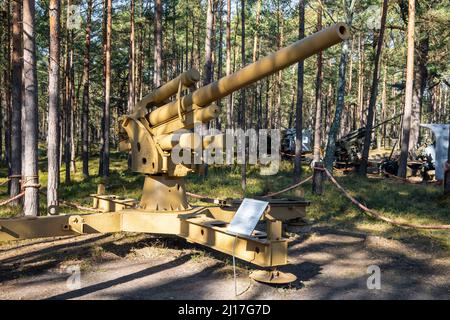 Hel, Pologne - 20 mars 2022 : canon antiaérien dans le musée militaire en plein air. Le Musée de la Défense côtière à Hel Banque D'Images