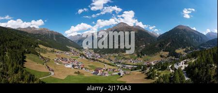 Autriche, Tyrol, Solden, Drone vue sur la ville dans la vallée d'Otztal pendant l'été Banque D'Images