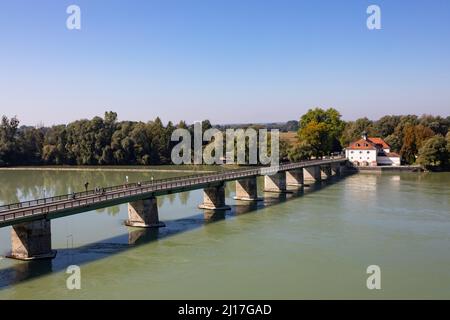 Autriche, haute-Autriche, Scharding, Alte Innbrucke qui s'étend au-dessus de l'Inn River séparant l'Autriche de l'Allemagne Banque D'Images