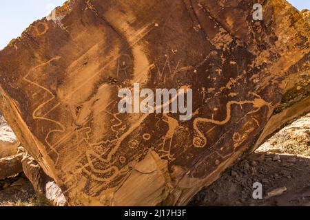 Fremont Culture pétroglyphes sur un panneau d'art rupestre près de Moore, dans le centre de l'Utah. Les figures anthropomorphes et les serpents sont illustrés. Les serpents étaient souvent religieux Banque D'Images