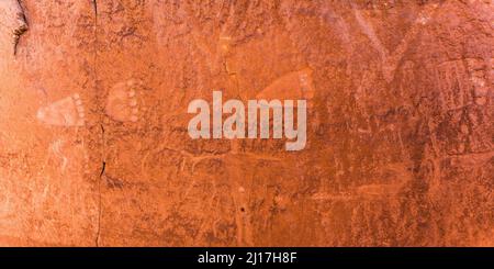 Pétroglyphes d'art rupestre sculptés dans un mur de grès dans une ruine ancestrale de Puebloan à Mule Canyon, sur Cedar Mesa, dans l'unité JAA de Shash des ours Ears N Banque D'Images