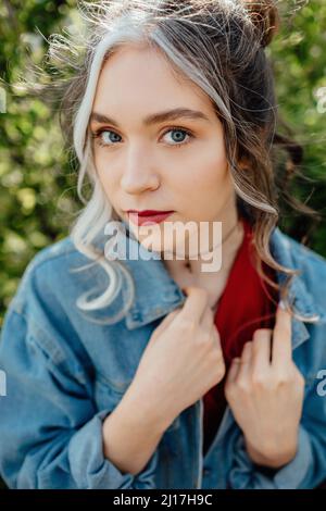 Jeune femme portant une veste en denim Banque D'Images