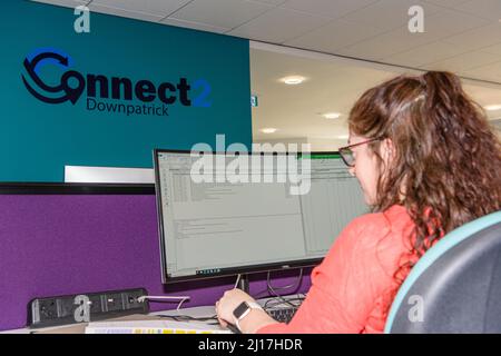 Rathkeltair House, Downpatrick, 23 mars 2022 - la ministre des Finances, Conor Murphy (Sinn Fein) et chef de la fonction publique de ni, Jane Brady, lancent le nouveau hub Connect 2 permettant au personnel de la fonction publique de travailler dans un environnement de bureau flexible et ultramoderne. Banque D'Images