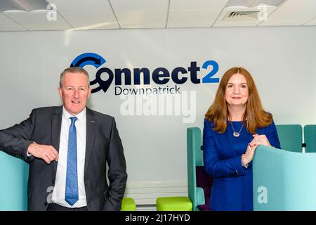 Rathkeltair House, Downpatrick, 23 mars 2022 - la ministre des Finances, Conor Murphy (Sinn Fein) et chef de la fonction publique de ni, Jane Brady, lancent le nouveau hub Connect 2 permettant au personnel de la fonction publique de travailler dans un environnement de bureau flexible et ultramoderne. Banque D'Images