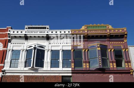 Façades de bâtiments colorées dans un quartier commercial historique du centre-ville d'El Reno, Oklahoma. Banque D'Images