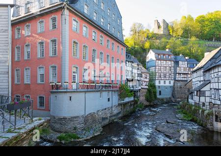 Allemagne, Rhénanie-du-Nord-Westphalie, Monschau, rivière Rur s'étendant devant le musée Rotes Haus Banque D'Images