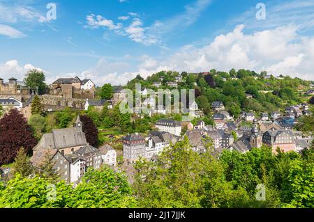 Allemagne, Rhénanie-du-Nord-Westphalie, Monschau, vue de la ville médiévale au printemps Banque D'Images